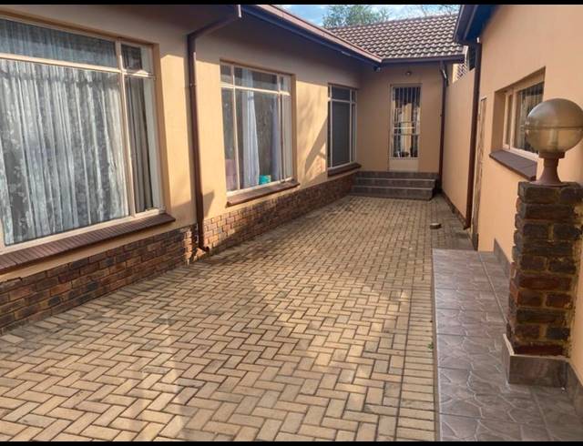 7 BEDROOM HOUSE FOR SALE IN AERORAND